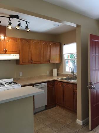 1BR/1BA Duplex on Lansing Way · Hayward photo 3