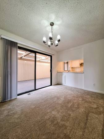 Remodeled 3bd 3-Story Townhouse With Attached Garage photo 4