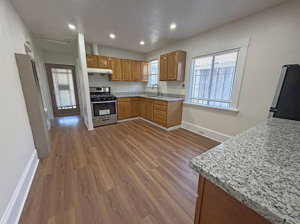 3BR/2BA Duplex · Oakland photo 5