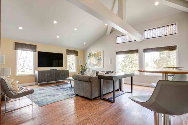 Apartments on Stoneridge Mall Rd · Pleasanton photo 3