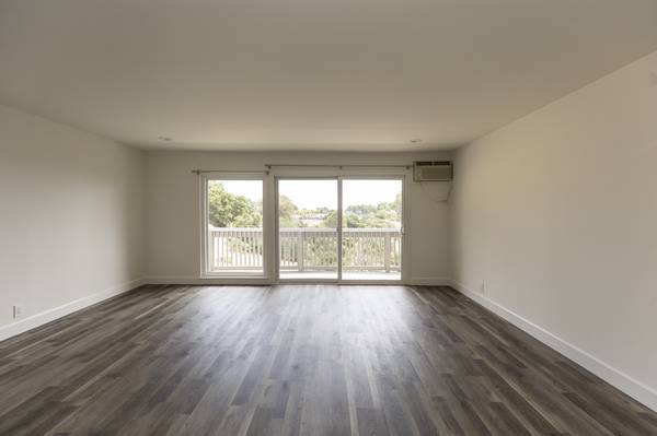 3BR/2BA Flat on Portofino Drive · San Carlos photo 3