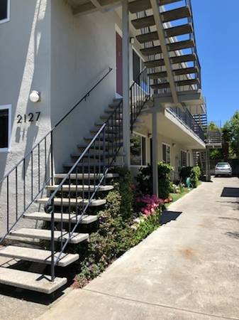 2BR/1BA Apartment on Mcgee Ave. Apt G · Berkeley photo 2