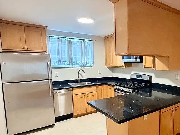 2BR/1BA Apartment · San Bruno photo 4