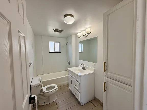 2BR/1BA Apartment on 52nd Ave · Oakland photo 5