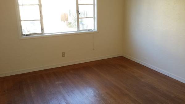 1BR/1BA Duplex on Willow St · Oakland photo 3
