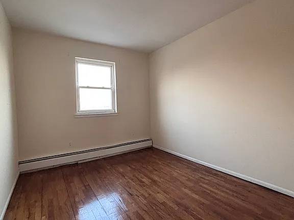2BR/1BA Apartment on 33rd St · Astoria photo 4