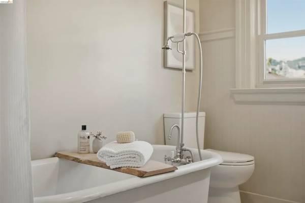 1BR/1BA Apartment · Berkeley photo 3