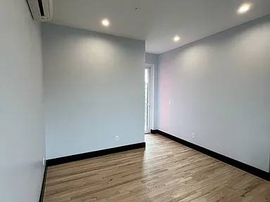 1002 Valencia Ave photo 4