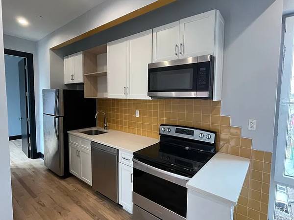 1002 Valencia Ave photo 5