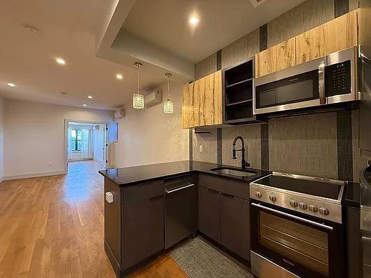 1BR/1BA Apartment on 69th Ave · Ridgewood photo 4