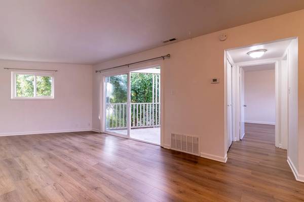 926 Woodside photo 3
