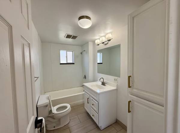 2BR/1BA Single Family House on 52nd Ave · Oakland photo 5