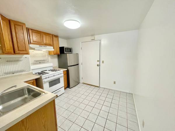 1BR/1BA Apartment · Oakland photo 4