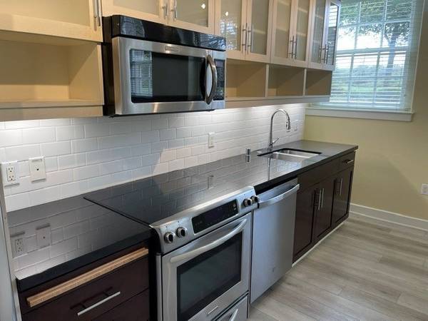 0BR/1BA Apartment · Oakland photo 4