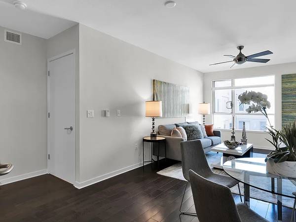 555 Bartlett photo 3