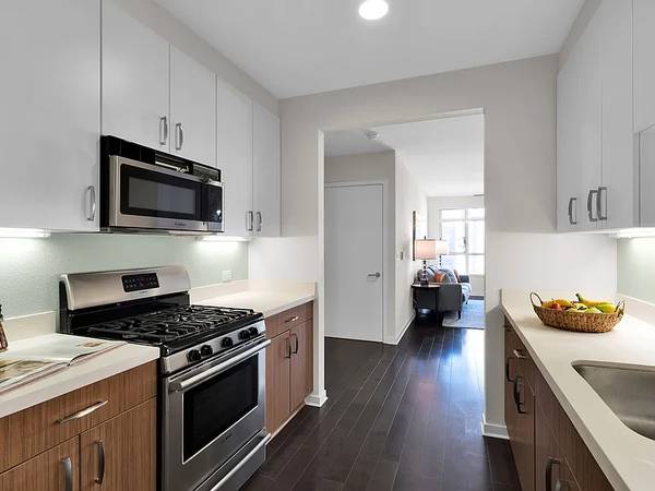 555 Bartlett photo 4