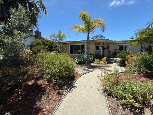 3BR/2BA Single Family House on Santa Cruz St · Santa Cruz photo 2