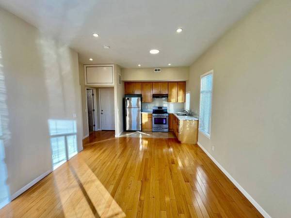 1BR/1BA Apartment · Oakland photo 4