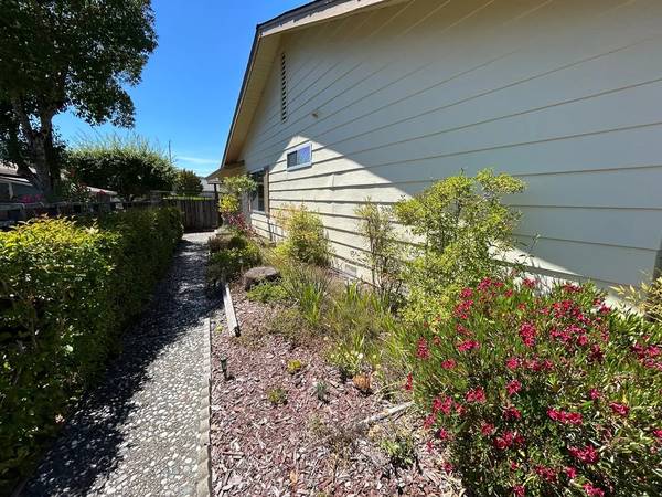 266 Valley Oaks Dr Santa Rosa, CA 95409 photo 3