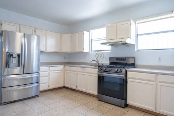 2BR/1BA Apartment · Oakland photo 5
