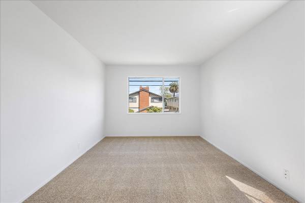 2BR/1BA Apartment on Pacific Ave · Oakland photo 2