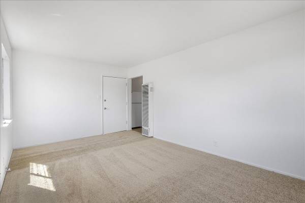 2BR/1BA Apartment on Pacific Ave · Oakland photo 4