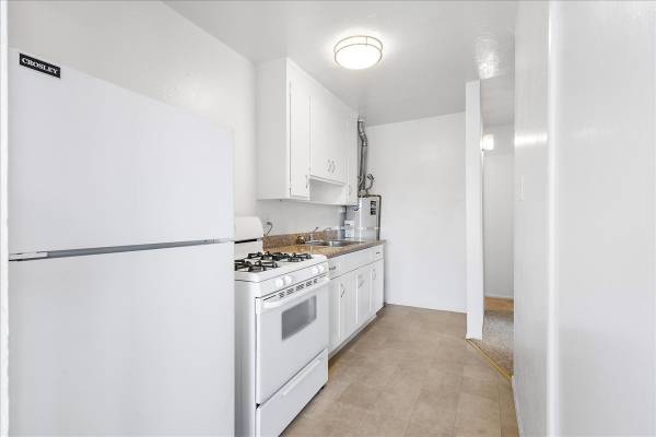 2BR/1BA Apartment on Pacific Ave · Oakland photo 5