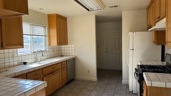 4BR/3BA Duplex on Westside Blvd · Hollister photo 5