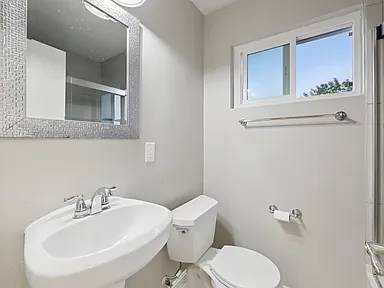 2BR/1BA Apartment on Summerfield Rd · Santa Rosa photo 2
