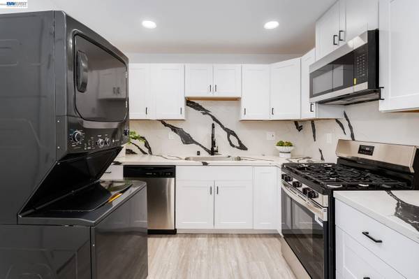 3BR/1BA Apartment · Emeryville photo 5
