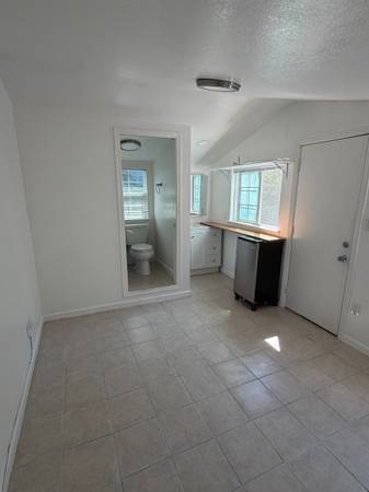 0BR/1BA Apartment · Belmont photo 2