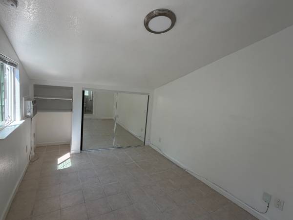 0BR/1BA Apartment · Belmont photo 3