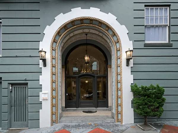 100 Broderick photo 3