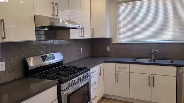 3BR/2BA Single Family House on 12th Ave · Oakland photo 3
