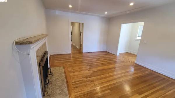 3BR/2BA Single Family House on 12th Ave · Oakland photo 5