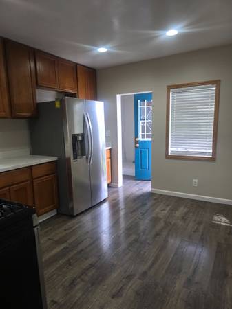 3BR/1BA Apartment on Church St · Oakland photo 3