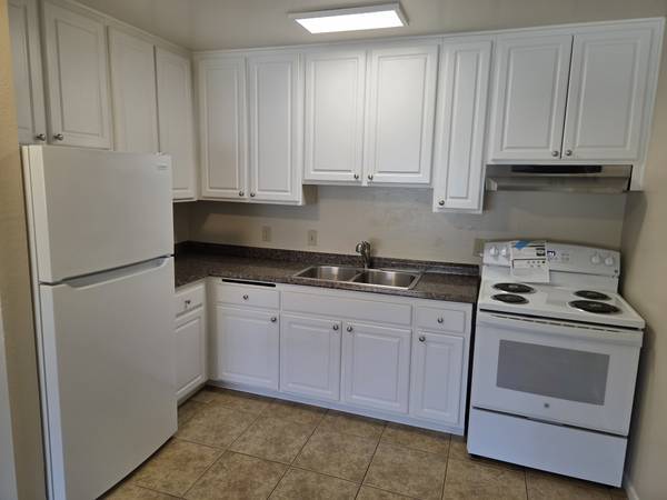 2BR/1BA Apartment · Menlo Park photo 2