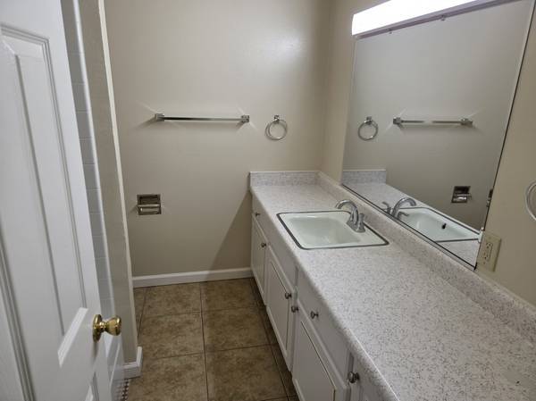 2BR/1BA Apartment · Menlo Park photo 3