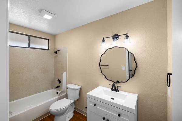 2BR/2BA Apartment · Albany photo 4