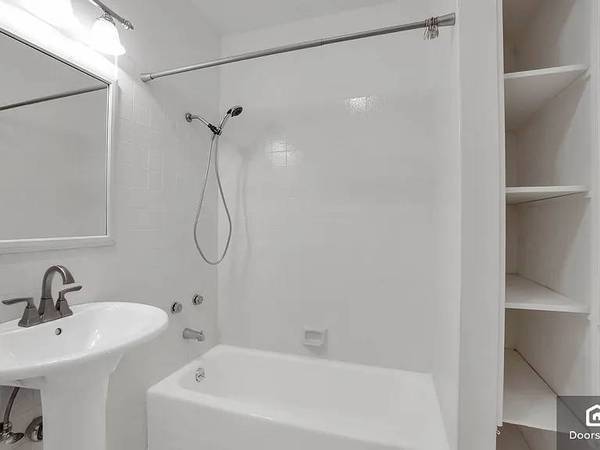 1BR/1BA Apartment on Roosevelt Ave · Woodside photo 2