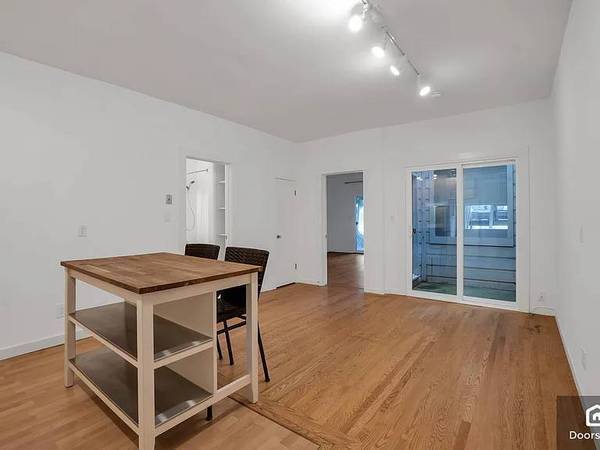 1BR/1BA Apartment on Roosevelt Ave · Woodside photo 5