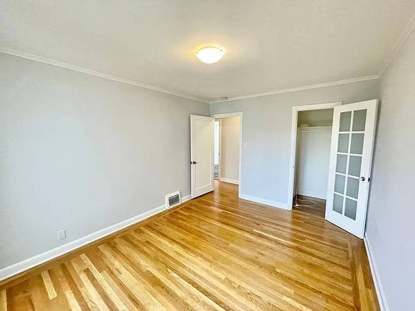 1BR/1BA Apartment · Whitestone photo 3