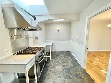 1BR/1BA Apartment · Whitestone photo 4
