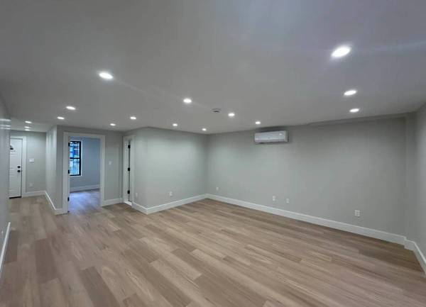 2BR/1BA Apartment · Elmhurst photo 3