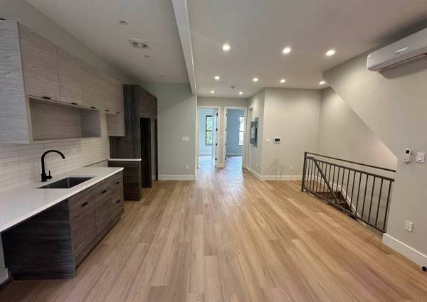 2BR/1BA Apartment · Elmhurst photo 4