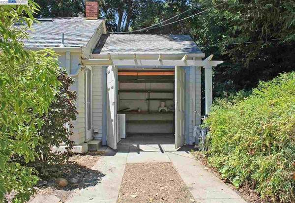 1BR/1BA Single Family House on Hawthorne Ave · Palo Alto photo 3