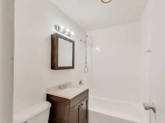 2BR/1BA Apartment · Forest Hills photo 4
