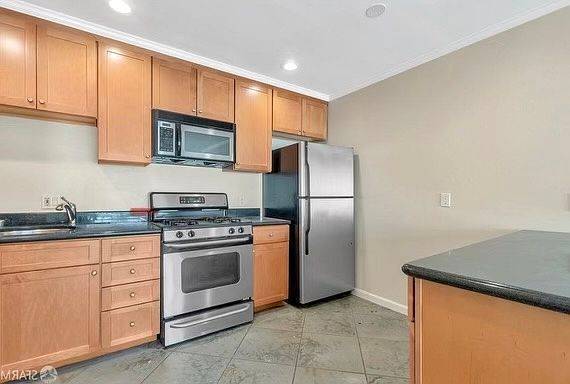 1BR/1BA Apartment · Oakland photo 2