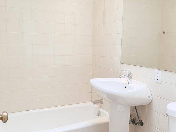 1BR/1BA Apartment · Oakland photo 4