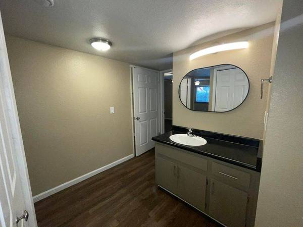 1BR/1BA Apartment · Richmond photo 4